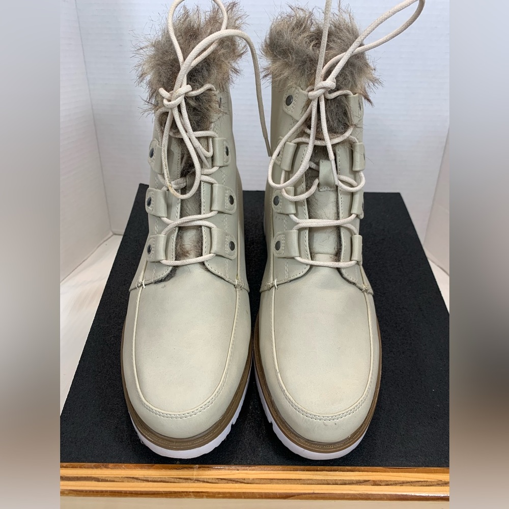 Faux Fur Lined Bootie. JustFab Clovely Excellent Condition. Size 8 1/2. Ivor.